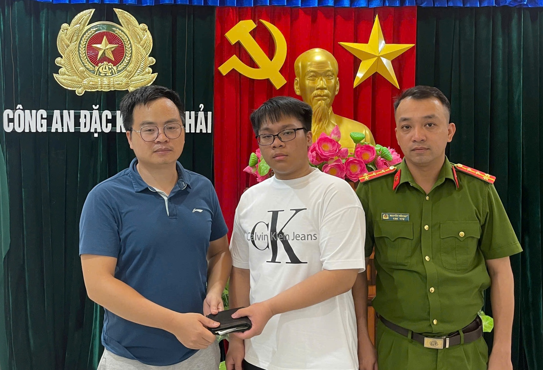 Công an đặc khu Cát Hải trao trả lại tài sản cho du khách đến từ Bắc Ninh